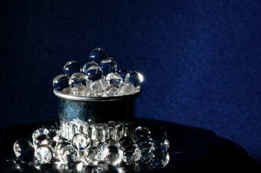 Fotokopi alanı olan gri havyar için mor arkaplan