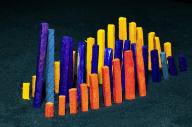 Koyu arkaplanda grafik çubuğu olarak renkli çubuklar