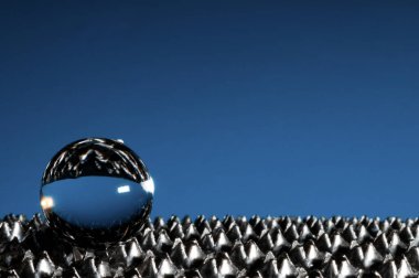 Kopyalama alanı olan mavi arkaplanda cam küre