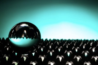 Kopyalama alanı olan cam top makro görünümü için açık yeşil arkaplan