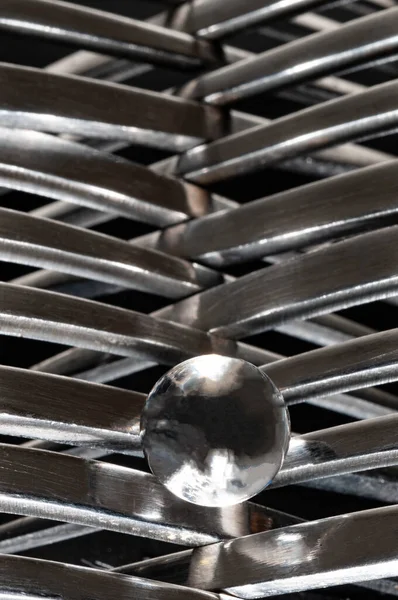 Metal desteğe sahip cam küre sorunlar ve başarılar arasında yaratıcı bir yaşam yolculuğu olarak gösterilir.