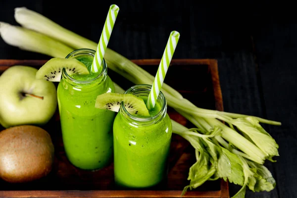 Dos Botellas Batido Con Kiwi Apio Manzana Verde Cerca Foto —  Fotos de Stock