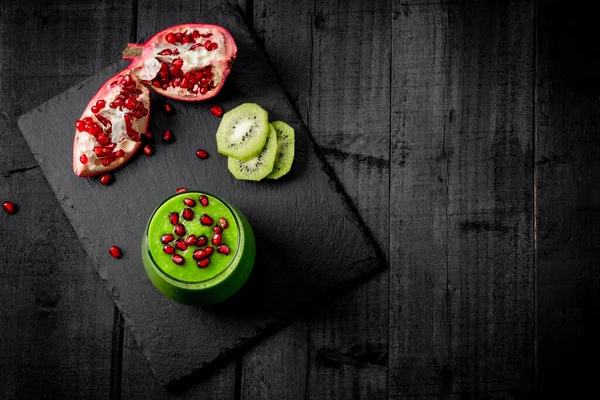 Batido Kiwi Verde Con Semillas Granada Roja Vista Superior Espacio — Foto de Stock