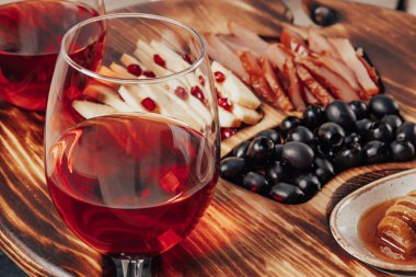 Bir bardak kırmızı şarap ve atıştırmalık yakın çekim, renkli fotoğraf 