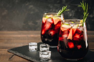  İki bardak buzlu sangria. Elma ve baharatlı kırmızı şarap.