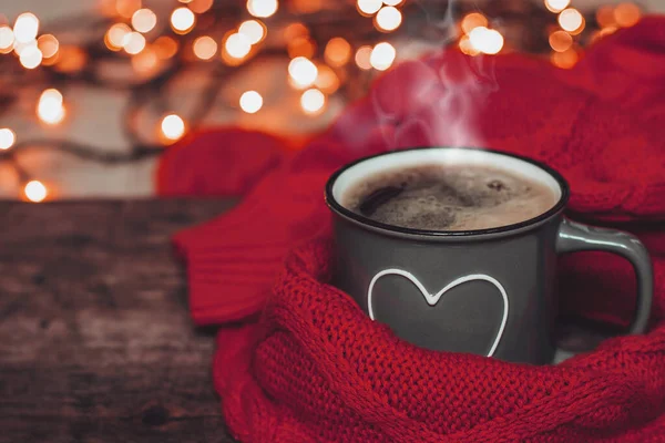 A cup of hot cocoa and a warm knitted sweater. The concept of cozy Christmas holidays. Free space for text — Stock Photo, Image