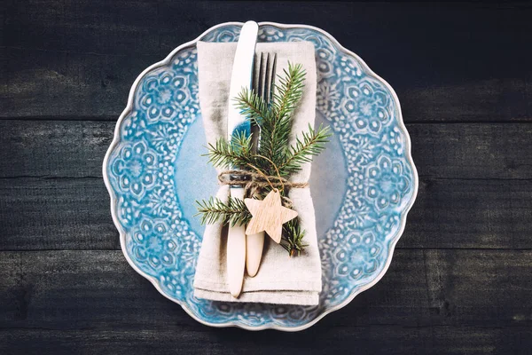  Keten peçete ve boş tabak üzerindeki klasik çatal bıçak seti - mavi tonlarda eko Noel ayarı