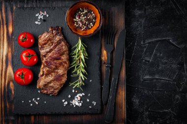  Siyah arka planda baharatlı ızgara biftek, mesaj için boş yer. Yüksek kalite fotoğraf