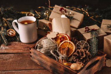  Yeni yıl hediyelerini tahta bir masaya koymak için çevre dostu malzemeler, yazı için bedava alan. Yüksek kalite fotoğraf