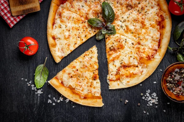 Talyan Pizza Margaritası Masanın Üstünde Hazırlanmak Için Parçalara Ayrılmış Yüksek — Stok fotoğraf