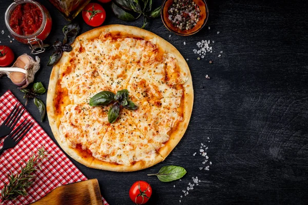 Pizzeria Margarita Italiana Ingredienti Sua Preparazione Fondo Nero Vista Dall — Foto Stock