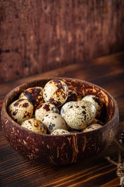  Tabakta çiğ bıldırcın yumurtası, mesaj için boş yeri olan dikey fotoğraf. Yüksek kalite fotoğraf