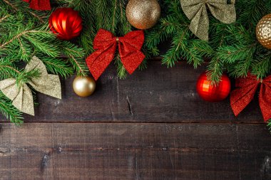 Noel ağacının dalları ve ahşap arka plan manzaralı Noel süslemeleri. Güzel Noel arkaplanını bekleyen boş bir alan. Yüksek kalite fotoğraf