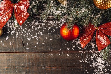  Noel ağacı dalları ve kardaki noel süslemeleri ahşap bir arka plan manzarası üzerinde metin için boş alan. Yüksek kalite fotoğraf