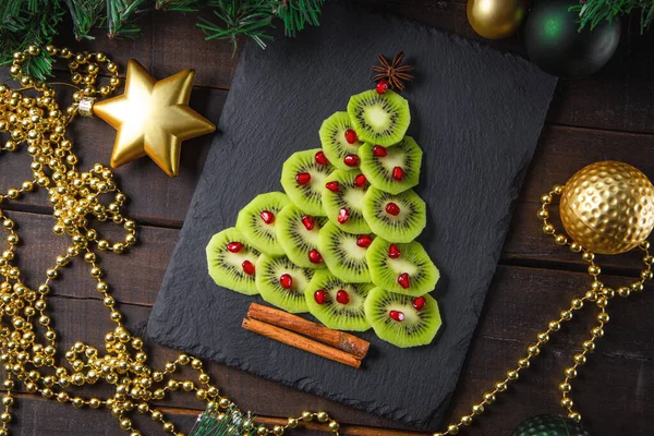 Kiwi Granada Árbol Navidad Concepto Comida Año Nuevo Foto Alta —  Fotos de Stock