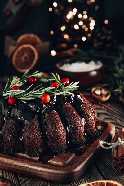 Böğürtlen ve biberiyeyle süslenmiş Noel çikolatalı pasta. Yakın plan, dikey fotoğraf. — Stok fotoğraf