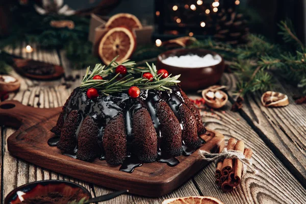 Yeni yıl atmosferinde Noel çikolatalı keki — Stok fotoğraf