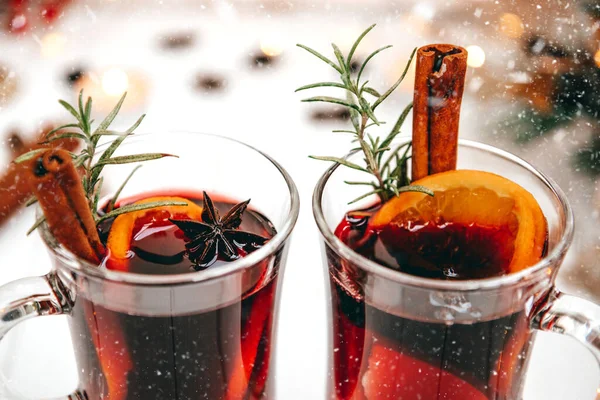 Ζεστό σπιτικό ζεστό κρασί με πορτοκάλια και δενδρολίβανο σε ατμόσφαιρα Πρωτοχρονιάς — Φωτογραφία Αρχείου