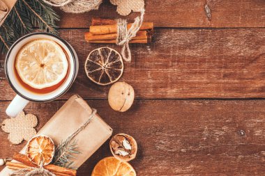  Yeni yıl hediyesi, ahşap bir arka planda, çevre dostu malzemelere sarılmış, üst manzara, metin için boş alan