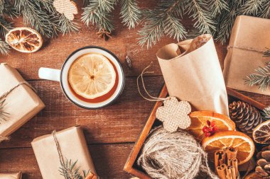  Yeni yıl hediyesi. Ahşap bir arka planda, çevre dostu malzemelere sarılmış.