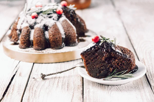 Bir parça noel çikolatalı kek, içinde böğürtlen ve biberiye var. — Stok fotoğraf