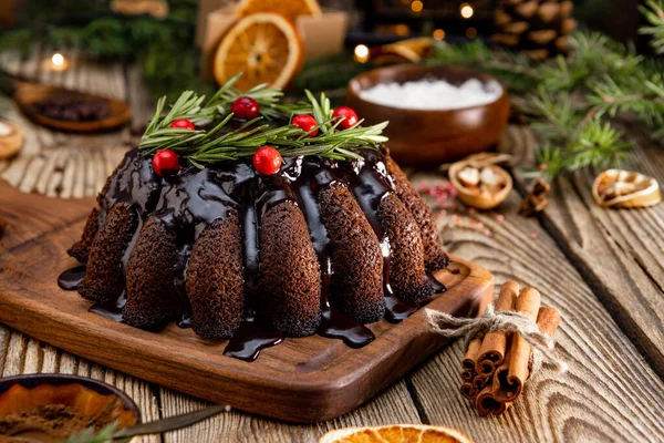 Noel çikolatalı keki ahşap arka planda yakın plan — Stok fotoğraf