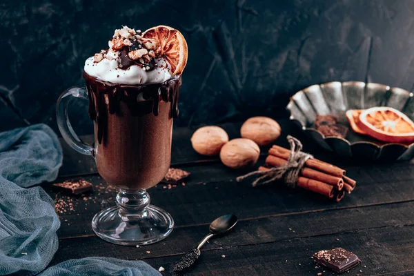 Milkshake Met Chocolade Slagroom Walnoten Zwarte Achtergrond Hoge Kwaliteit Foto — Stockfoto