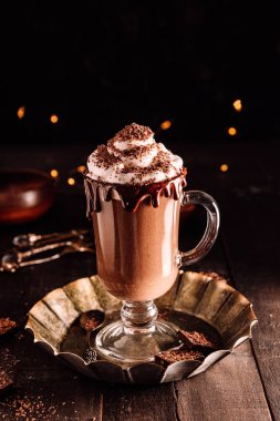  Çikolatalı ve kremalı milkshake, koyu renk fotoğraf. Yüksek kalite fotoğraf