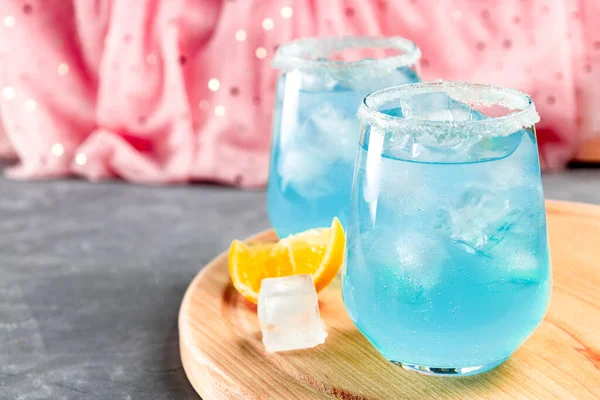 Cocktail Mit Eis Und Blauem Curaçao Auf Zartem Rosa Hintergrund — Stockfoto