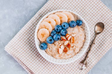 Yulaf ezmesi, yaban mersini, muz ve badem manzaralı. Yüksek kalite fotoğraf