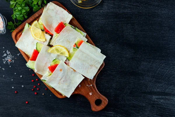  Somonlu sandviç, siyah arka planda peynir ve sebze ve fotokopi alanı. Yüksek kalite fotoğraf