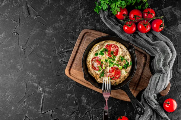 Tortilla Casera Con Tomates Hierbas Una Sartén Fondo Negro Vista — Foto de Stock