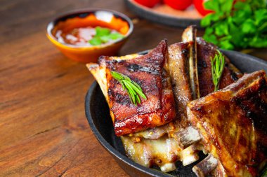  Izgara pirzola ve barbekü sosu.