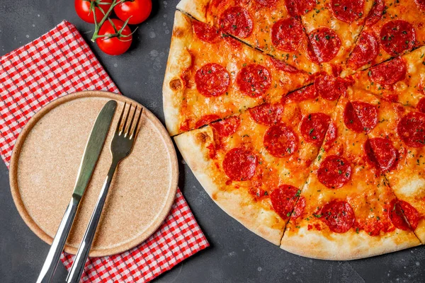 Klasik İtalyan biberli pizza ve boş tabak. — Stok fotoğraf