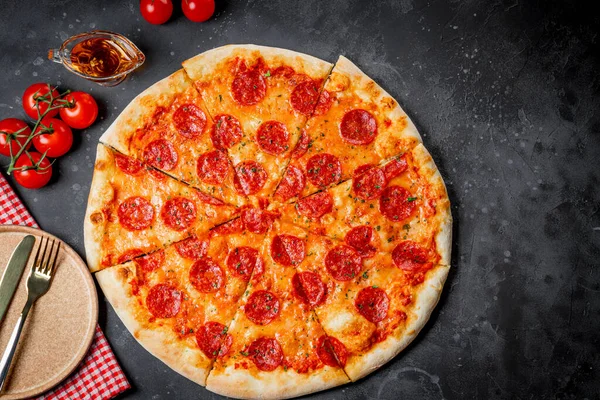 Classica pizza salame piccante italiana su sfondo grigio, vista dall'alto — Foto Stock