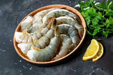  Tabakta çiğ karides var. Yüksek kalite fotoğraf