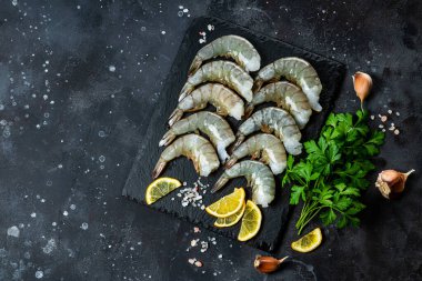  Tahta üzerinde çiğ karides, yazı için boş alan. Yüksek kalite fotoğraf