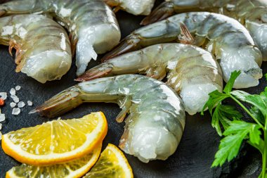  Tahtadaki çiğ karidesler yakın plan. Yüksek kalite fotoğraf