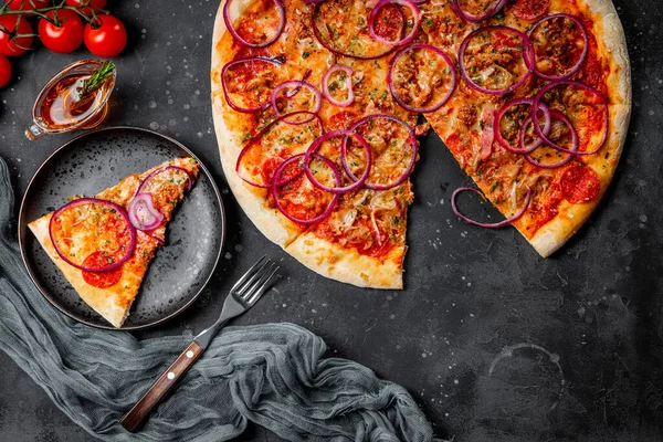 Classica pizza piccante italiana con cipolla su un piatto, vista dall'alto — Foto Stock