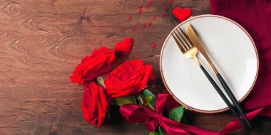  Tabak, çatal bıçak ve güller, romantik yemek konsepti. Metin için boş alan, web sitesi için pankart