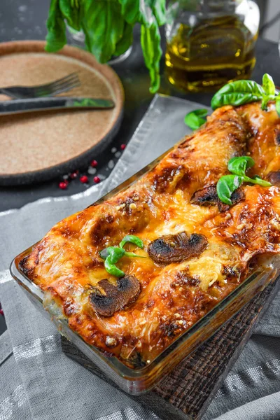 Vegetarisk lasagne med svampe, tomater og basilikum nærbillede - Stock-foto