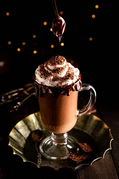 Milkshake met chocolade en slagroom, donkere foto — Stockfoto