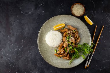 Teriyaki tavuk göğsü, pilav ve susam tohumları üst görünüm, geleneksel Asya yemekleri. Metin için boş alan