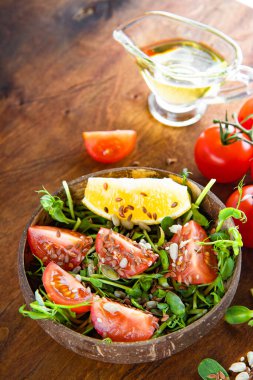  Domatesli ve tohumlu sağlıklı mikroyeşil salata.