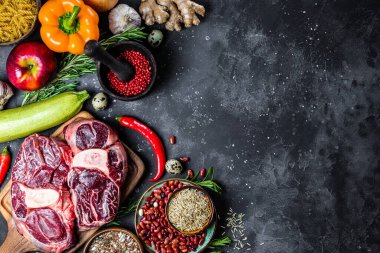  Sağlıklı bir diyet için farklı ürünler seti - et, tahıl, sebze ve meyveler gri arka planda, üst görünümde, boşlukta