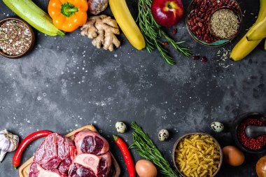  Sağlıklı bir diyet için çeşitli ürünler - et, tahıl, sebze ve meyveler üst görünüm, vejetaryen ve et yemeği arasında seçim, metin için serbest alan