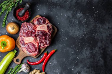  Hazırlıkları ve sebzeleri için baharatları olan et dilimleme tahtasına sığır eti, yazı için boş alan. Yüksek kalite fotoğraf