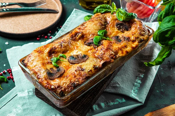 Mantarlı ve fesleğenli fırında vejetaryen lazanya.