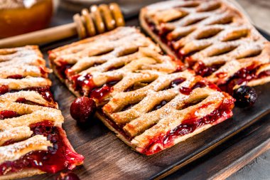 Üç dilim böğürtlen ve pudra şekerli tatlı turta, yaklaşın, yumuşak odaklı.