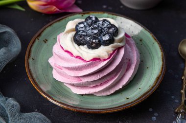 Yakından bakınca yaban mersinli Pavlova keki.